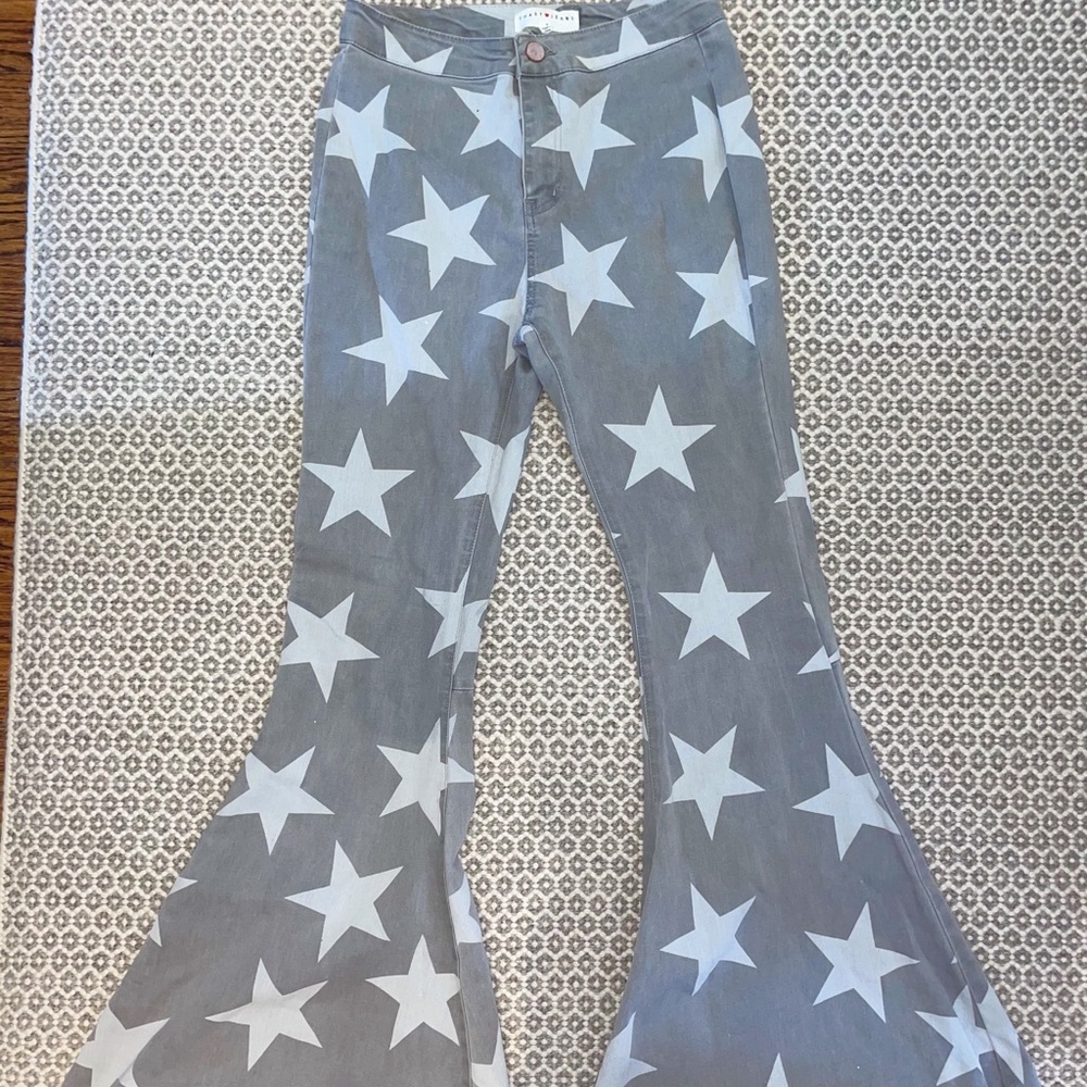Grey and white bel bottom star jeans